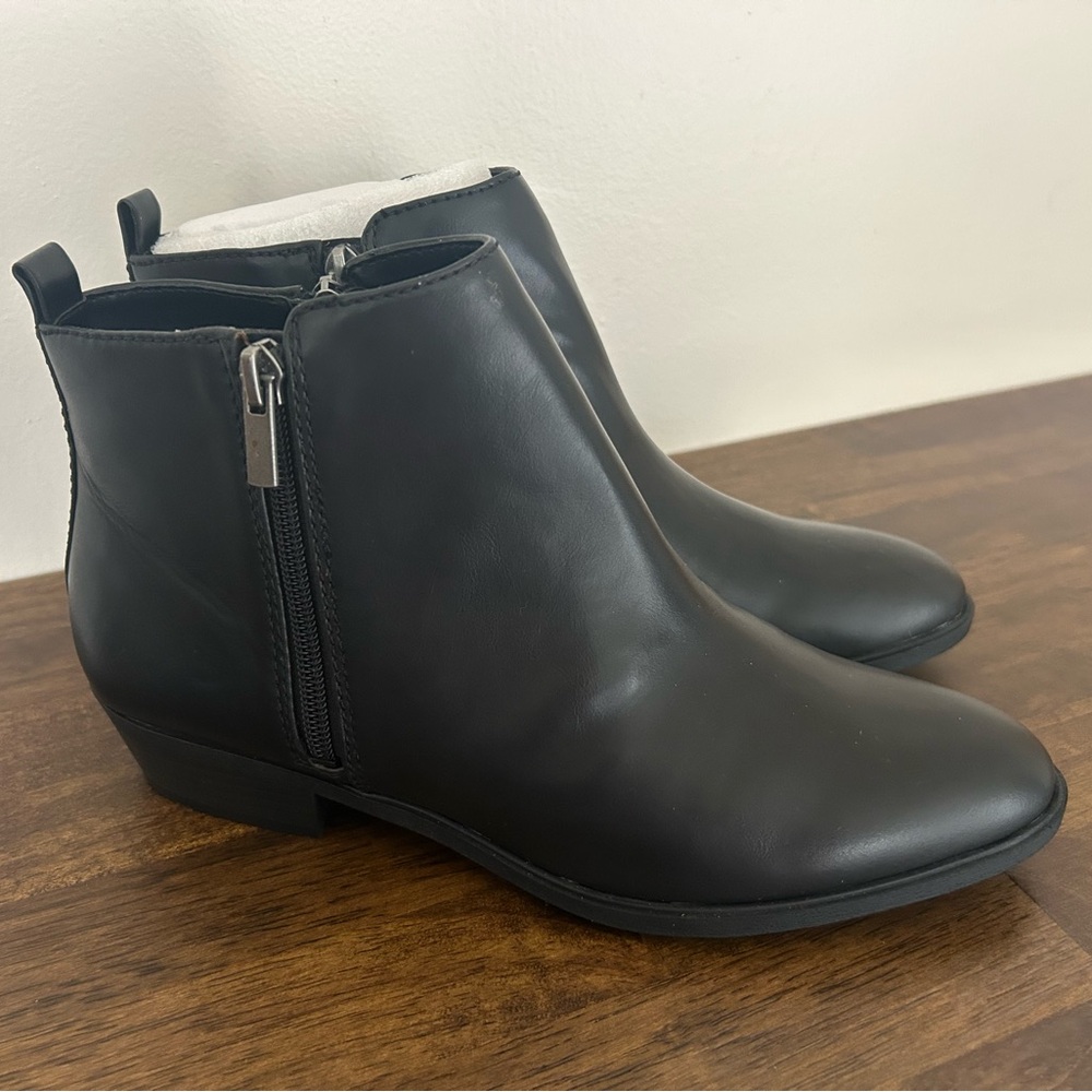 New Chaps Sabra Sleek Black Ankle Side Zipper Booties Women’s Size 9